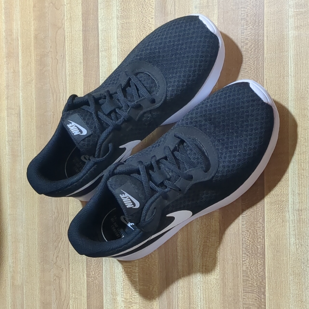 Nike Tanjun Size 8.5 Style 812655-011 Black White like new